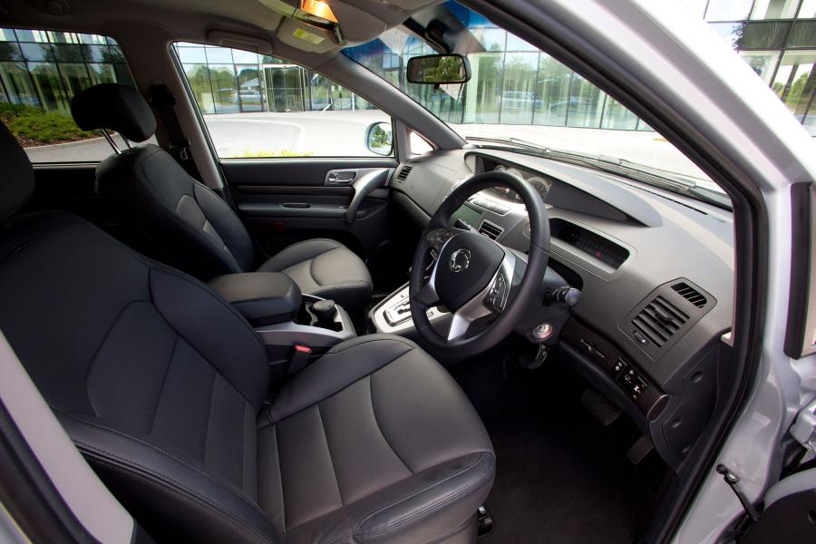 Интерьер SsangYong Turismo 2018 года  (фото 5 из 11)